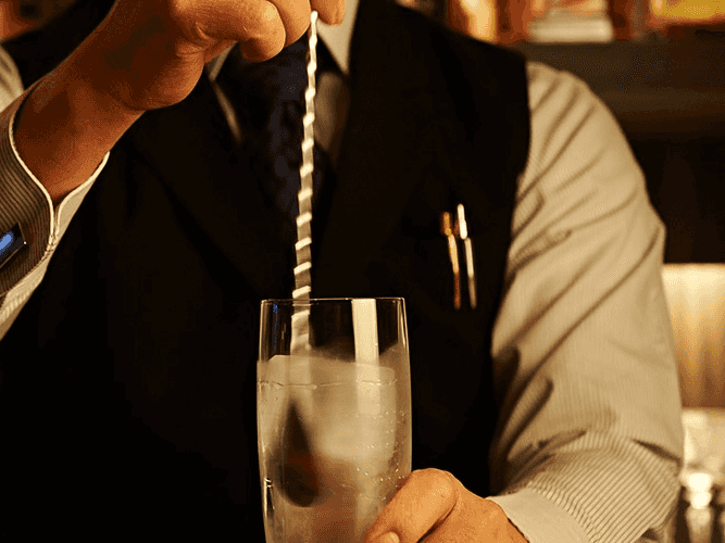 記念日には、飲む宝石を。BAR INSIGNIAで、世界に一つのお祝いカクテル