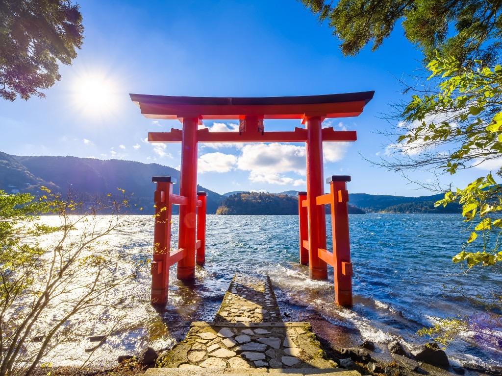 芦ノ湖に立つ箱根神社の鳥居