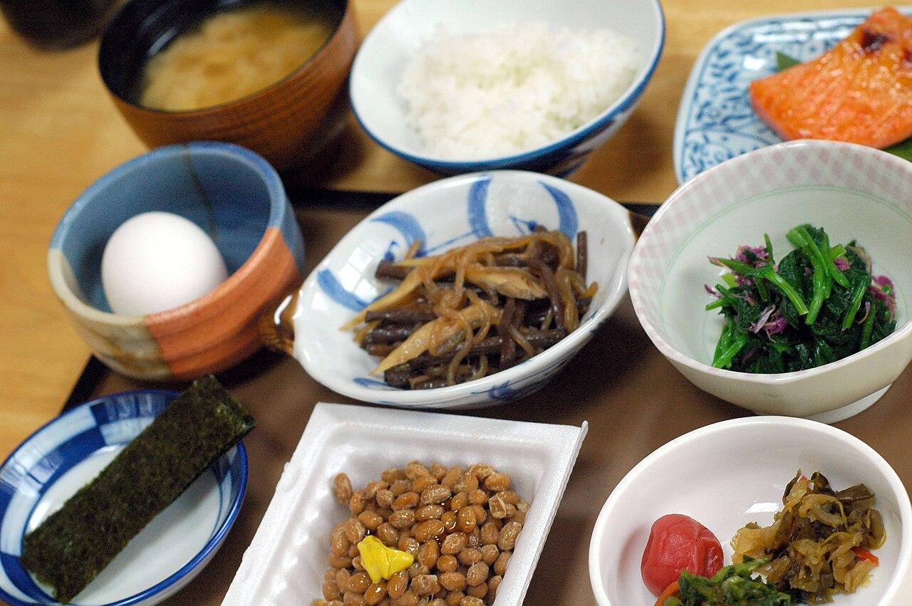 宿の朝食膳のイメージ