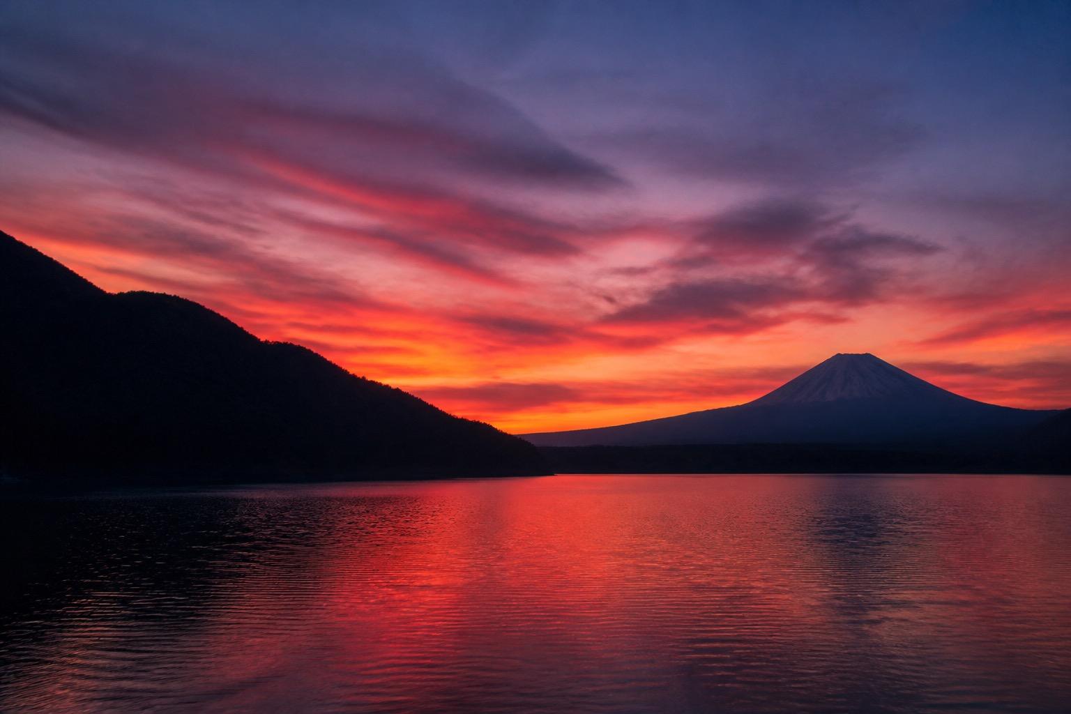 夕暮れの光が染まる、静かな湖