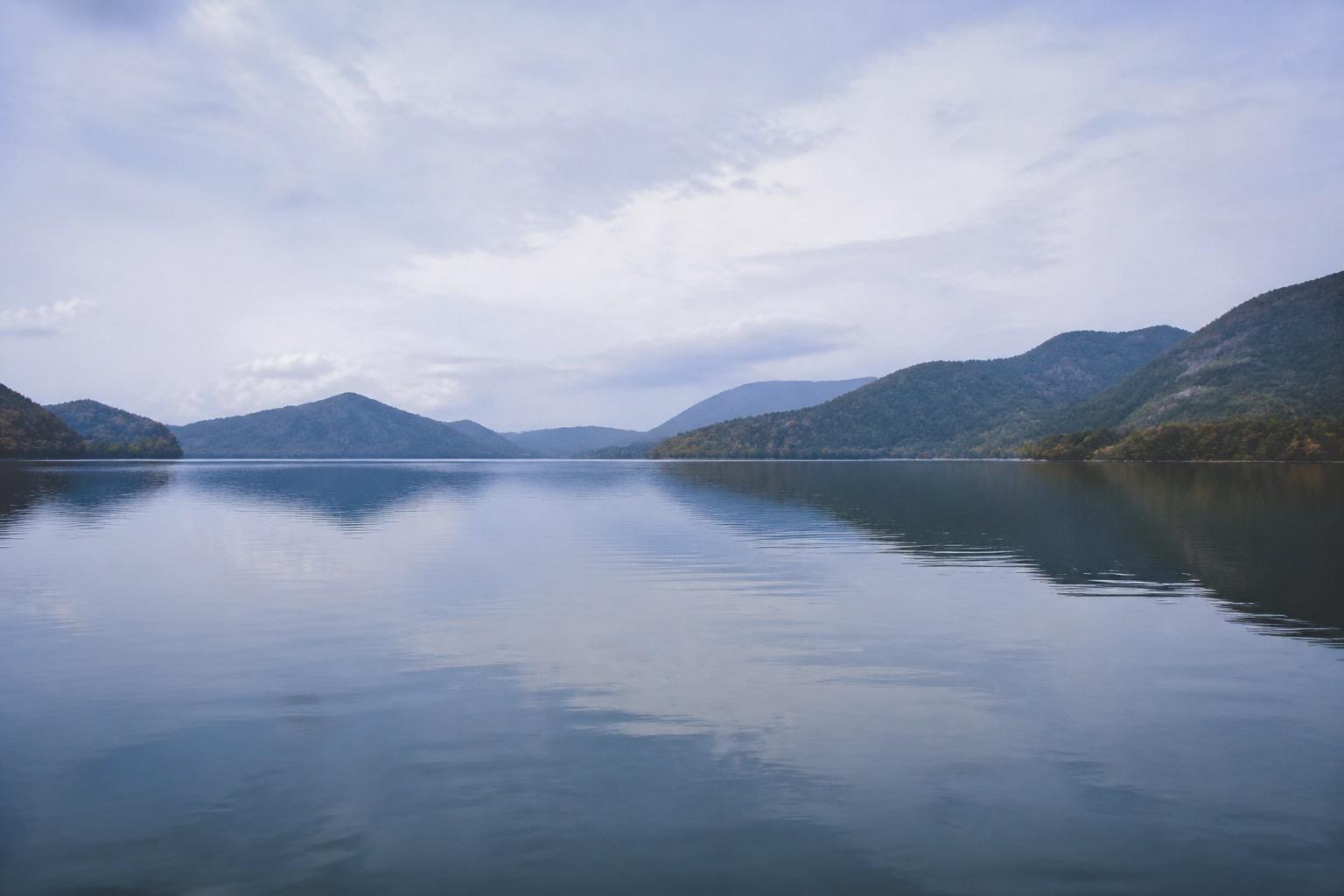 山を映す、ひろがる静かな湖面