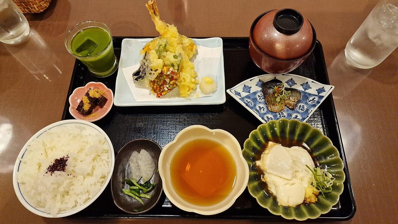 膳に並ぶ旅の夜の食事
