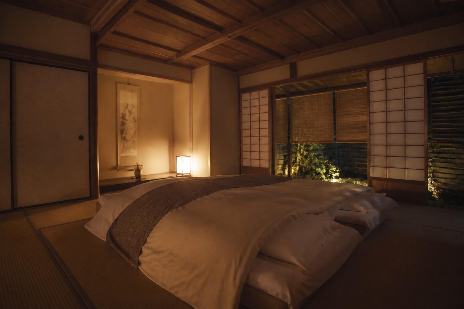 敷かれた布団に残る、夜の余韻