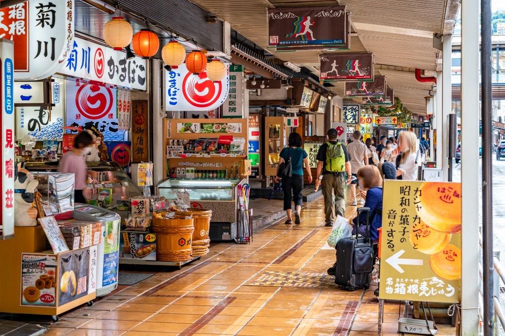 箱根湯本駅前の商店街を歩く帰路の朝