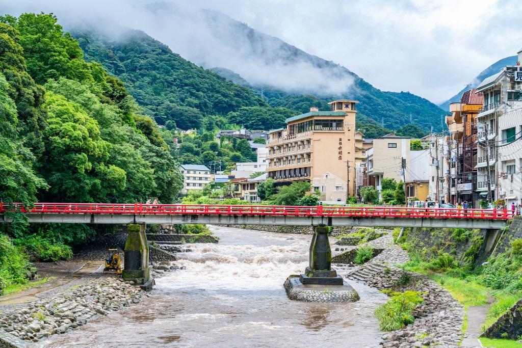あじさい橋がかかる箱根湯本の渓谷と温泉街