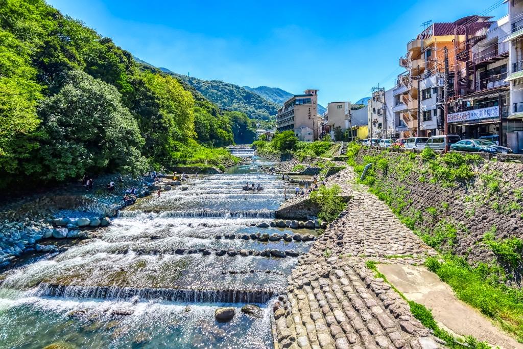 早川の清流と箱根湯本の町並み