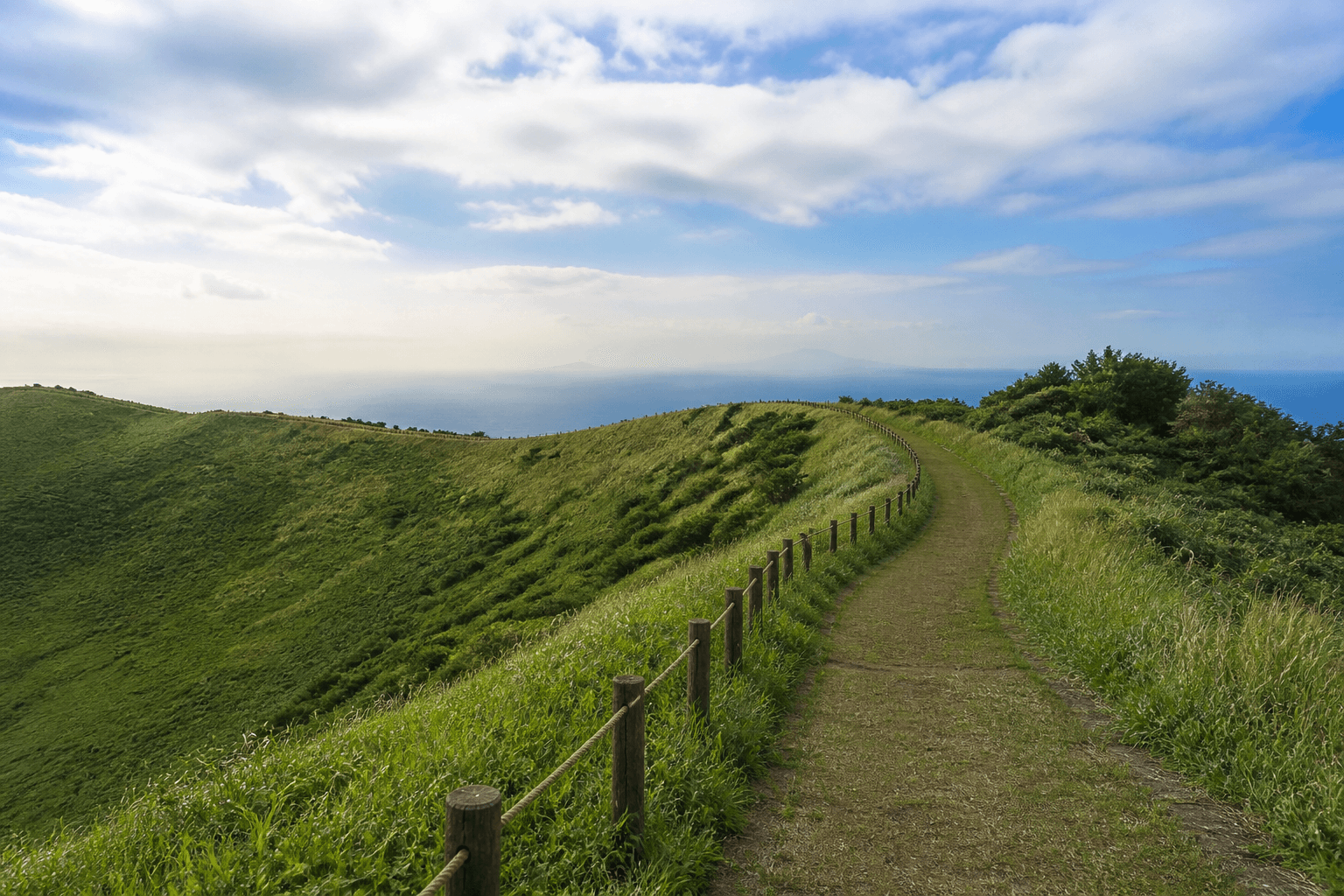 大室山山頂のお鉢めぐり遊歩道