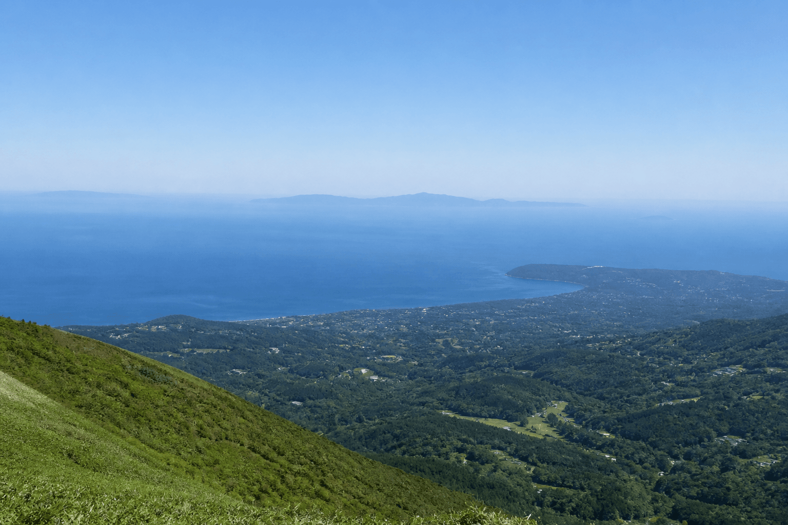 大室山山頂から望む相模湾と島々