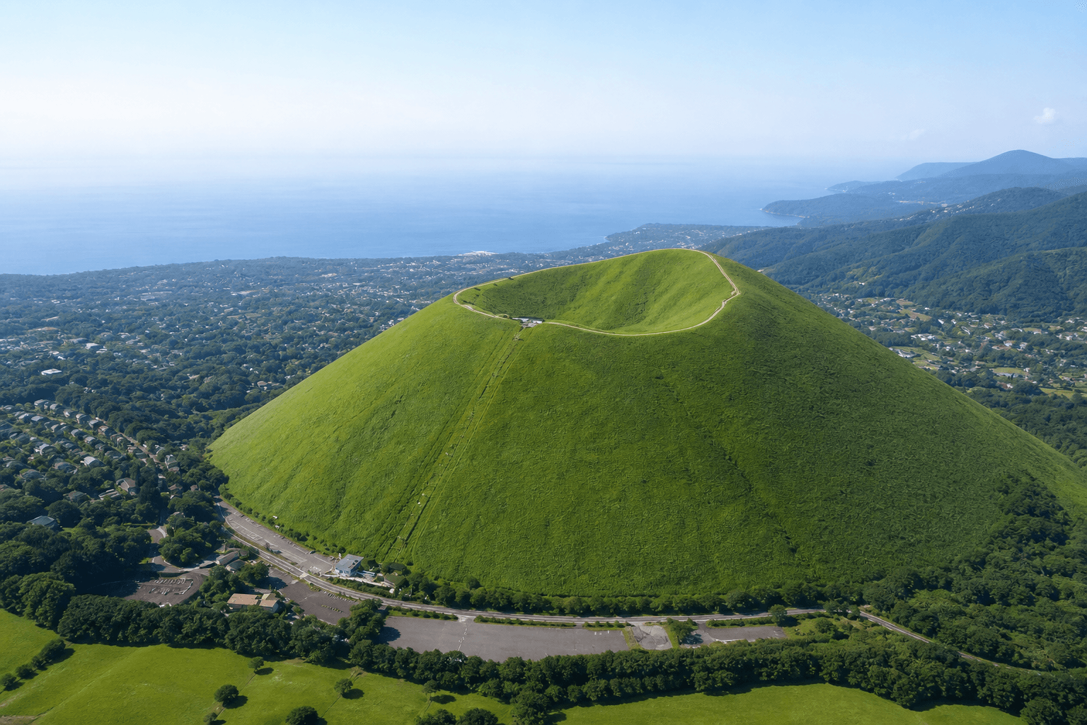 伊豆高原の大室山