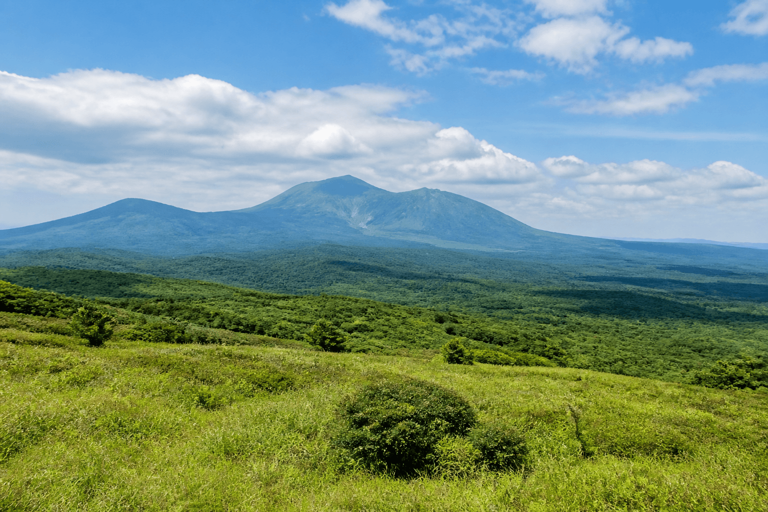 那須高原のひらけた空と山並み