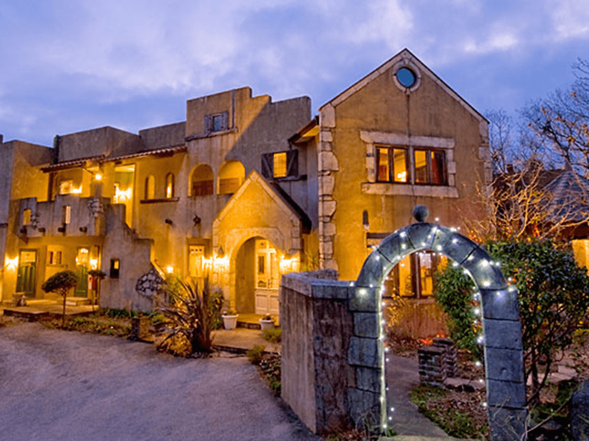 伊豆高原温泉　全室露天風呂付　英国調ホテル　かえで庵