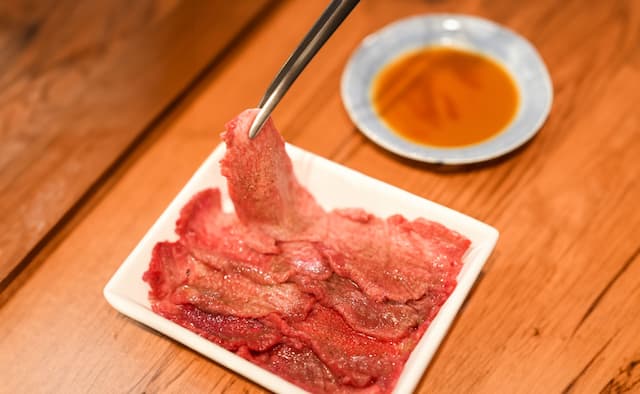 [ペア]大人の酒場・荒木町に佇む町焼肉の隠れ最高峰「穏」で、絶品の肉と米に舌鼓を！