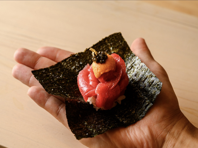 花と鮨の魔法にかかる。六本木の「鮨四 華」の、至高の蘭コース23品
