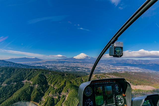 ヘリから見渡す、見たことのない富士山。75分の開運飛行を記念日に