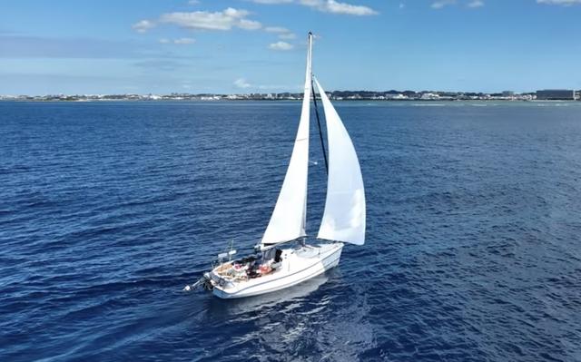 出航するのは、沖縄の海と空の真っ只中。貸切ヨットで紺碧の世界へ