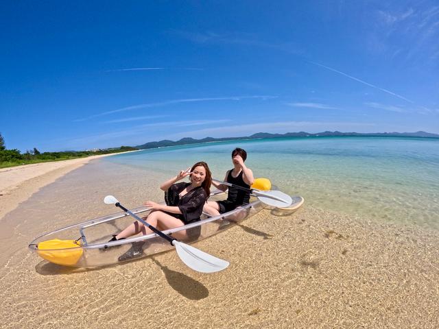 ドローンが激写！「私、沖縄の海に座ってる？」な、クリアカヤック体験