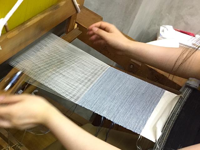 京都・光峯錦織工房でトンカラリ。民話さながらの機織りで綾織りに挑戦