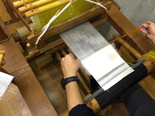 金箔を横糸、願いを縦糸に織る。京都・光峯錦織工房1名限りの箔織り体験