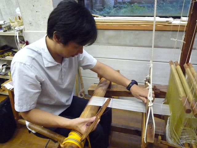 京都・光峯錦織工房でトンカラリ。民話さながらの機織りで平織りに挑戦