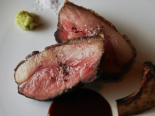 夜のMIYASHITA PARKで、薪火料理とワインに満ちるアラカルト体験[ディナー限定]