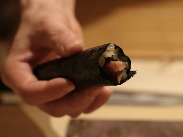 中目黒の「おにかい+1」で、名酒と味わう計算尽しのくずし鮨