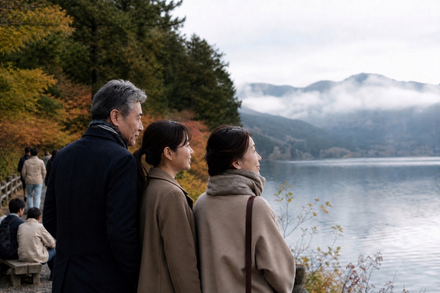 箱根の湖畔を眺めながら歩くご家族