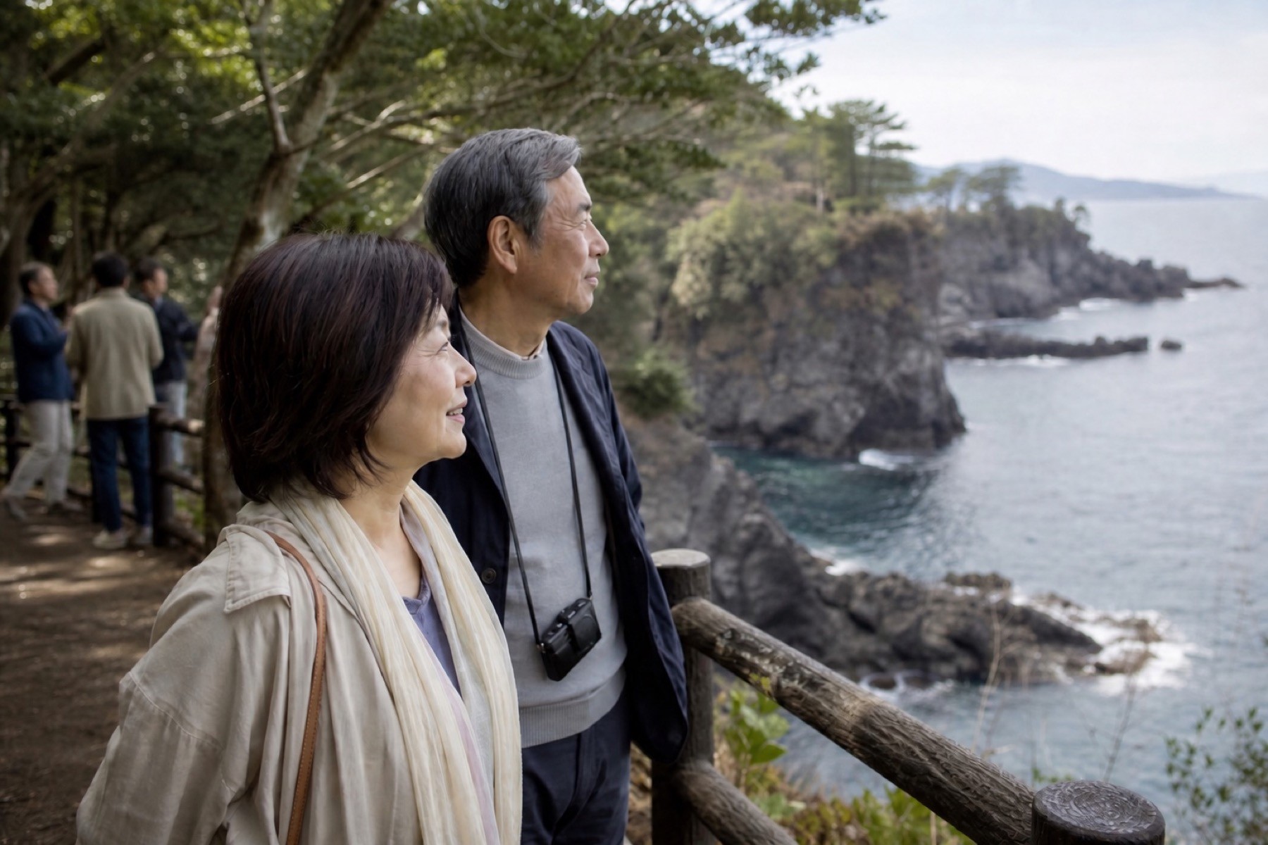 伊東の森と海岸を眺めるご夫婦