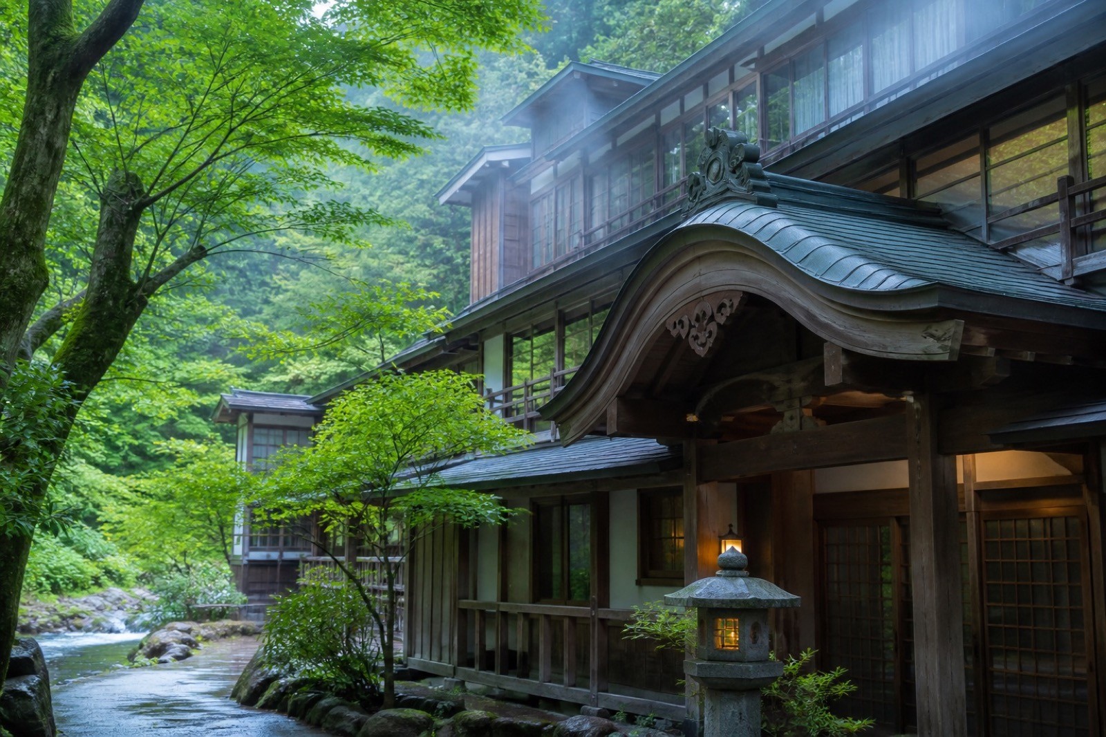 木々に囲まれた伊東の森の温泉宿