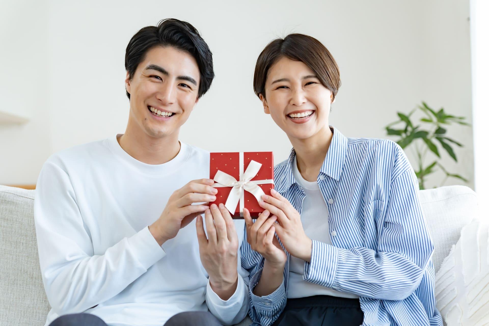 結婚記念日、何する?年数別の過ごし方とプレゼント例を紹介