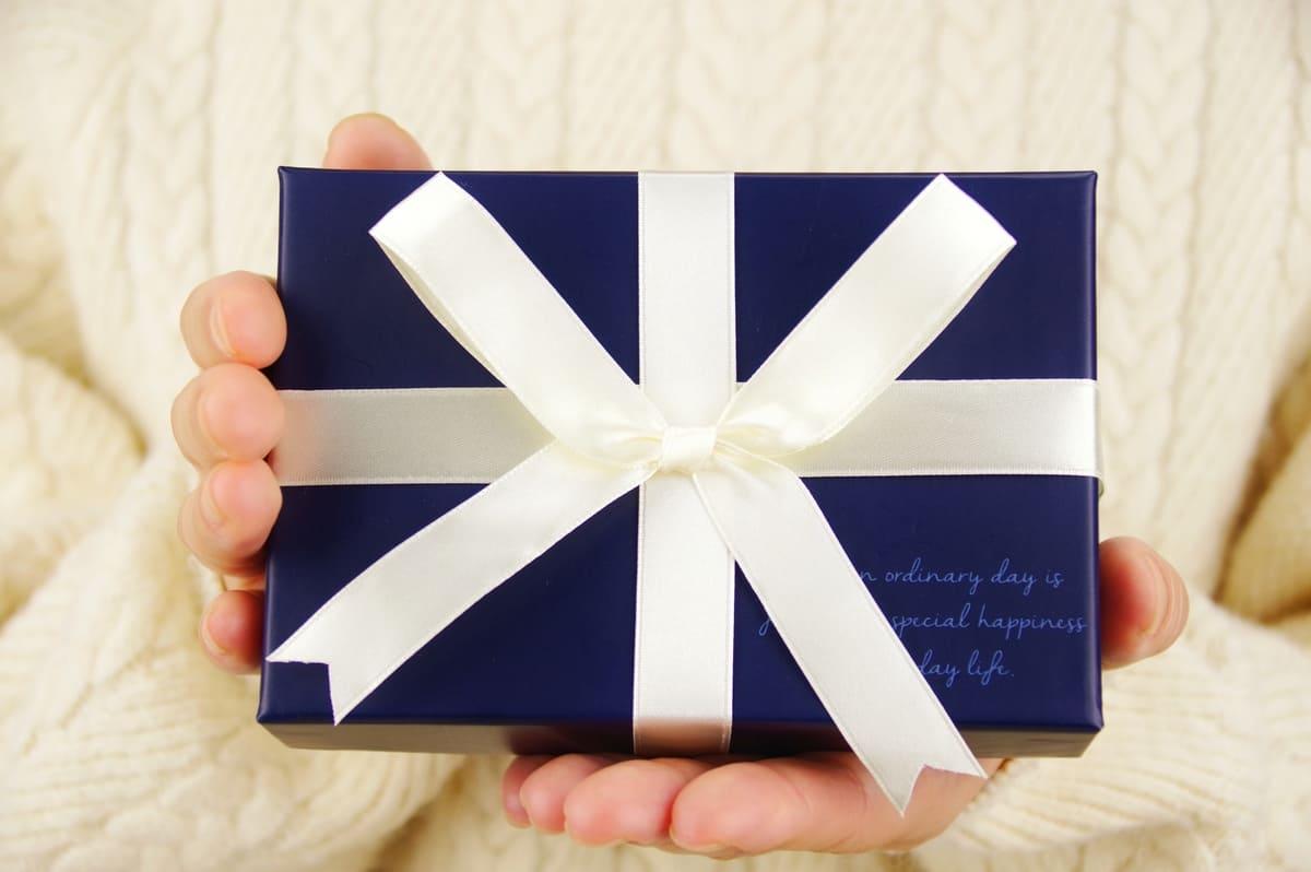 付き合いたての彼氏に贈る誕生日プレゼント!年代別の選び方や予算を解説