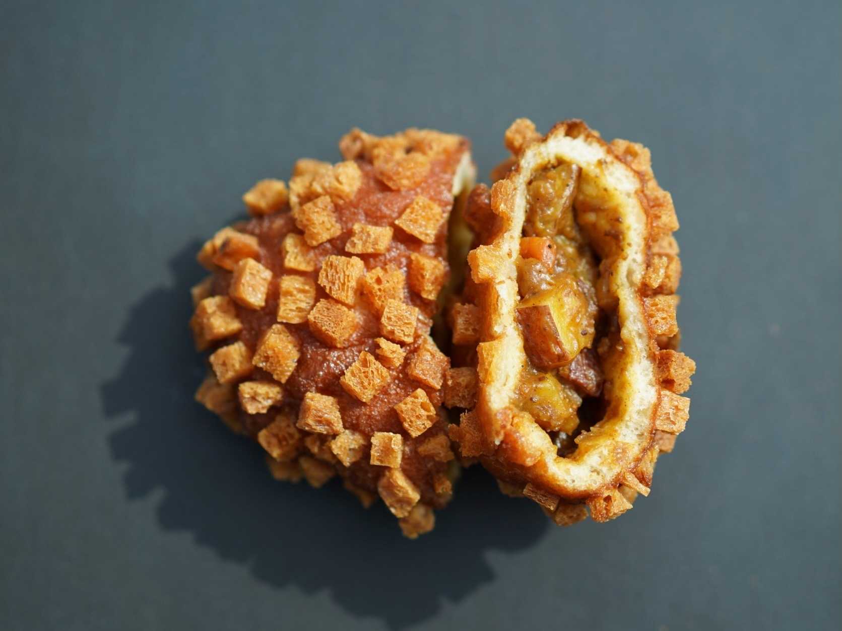 【18店舗共通】カレーパンGP4年連続金賞受賞!ホリエモン発案のエンタメベーカリー 小麦の奴隷で味わうパン体験