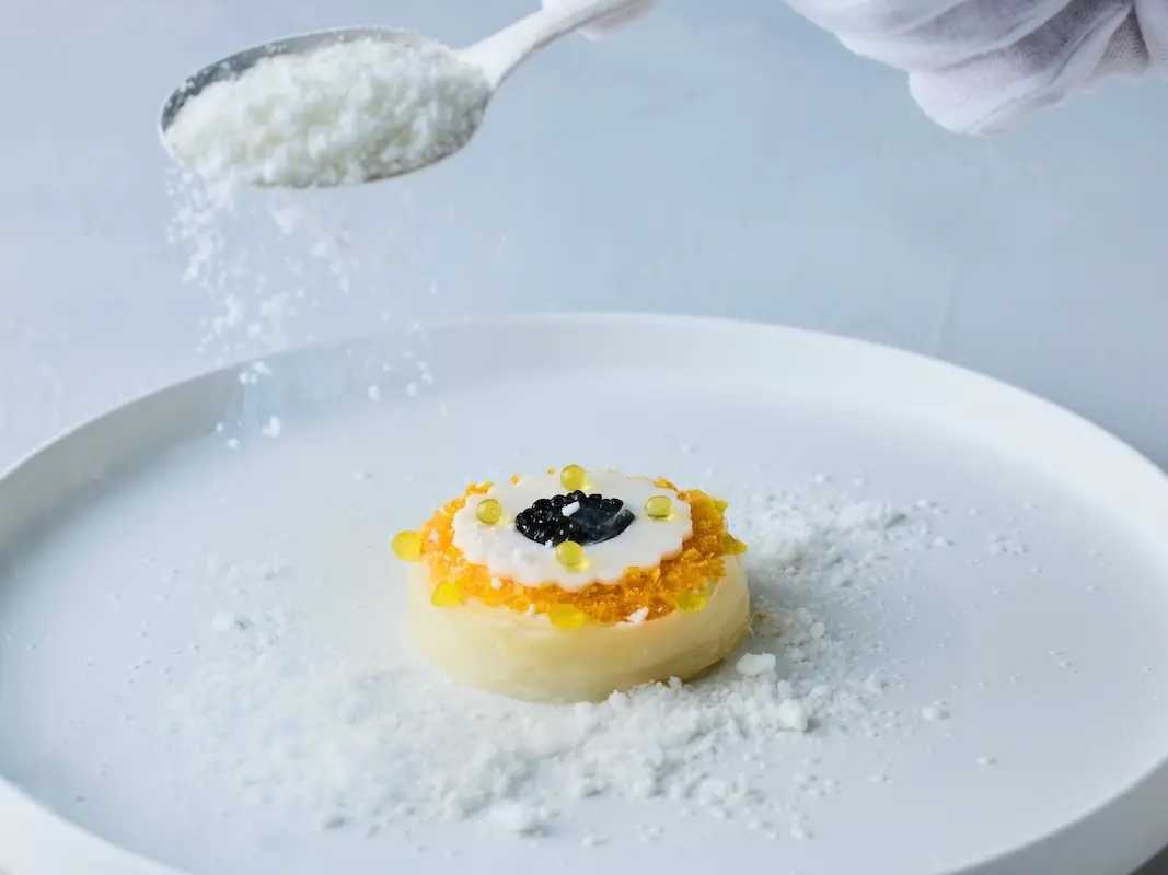 日本の四季を旅するフレンチランチを、皇居濠デートのハイライトに