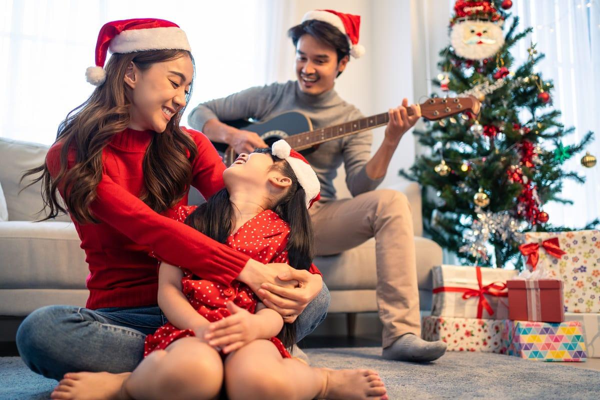 クリスマスパーティーする家族