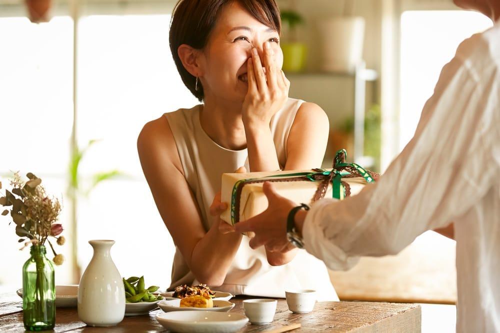 クリスマスプレゼントをもらって喜ぶ女性