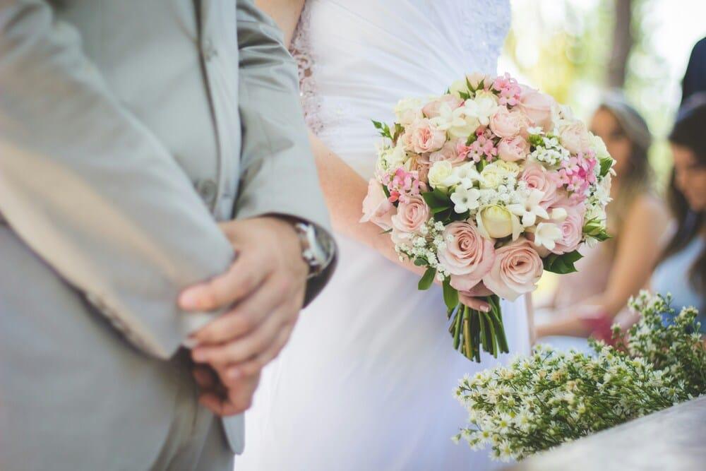 結婚式を欠席するときのご祝儀とお祝いマナー|相場やプレゼントを解説