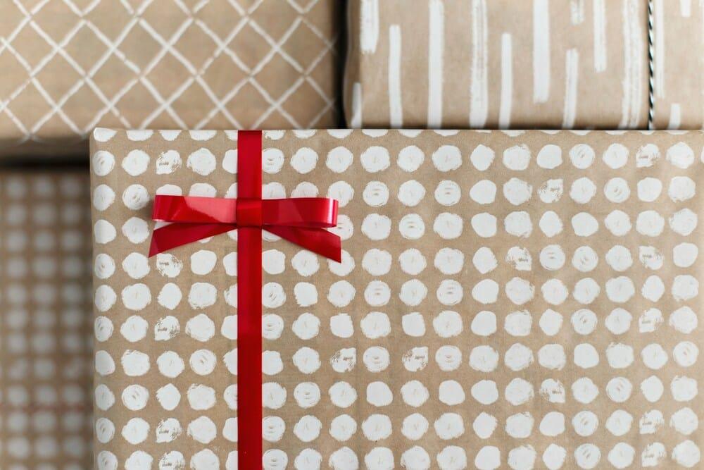 シンプルなリボンがかけられ結婚祝いのプレゼント