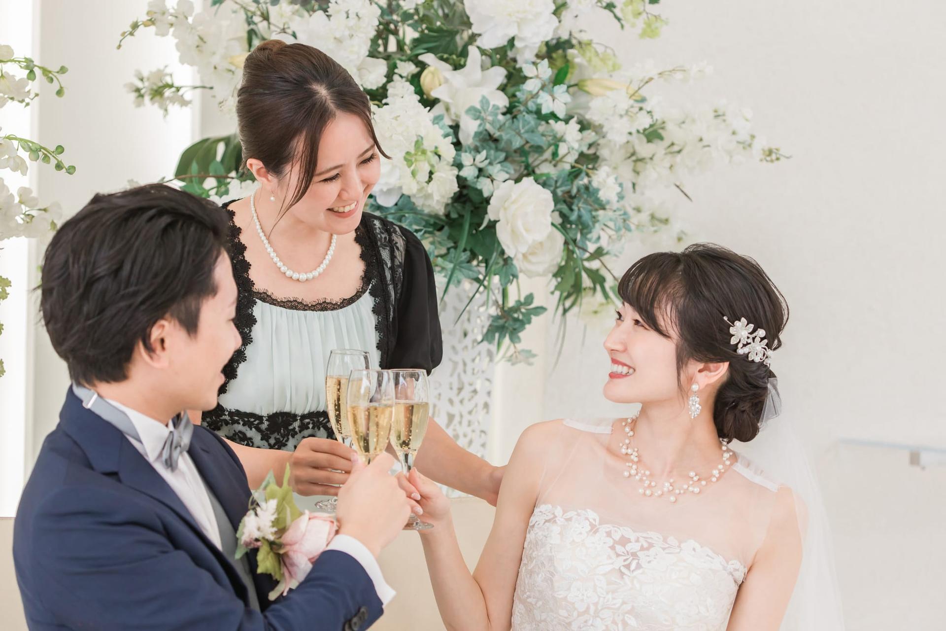 新郎新婦と結婚を祝福する上司
